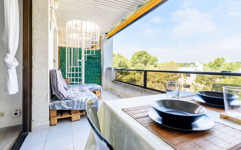 Uolas: Appartamento, Bicchiere, Sedia, Shade, Balcone, Cucina & Sala Da Pranzo Tavolo, Illuminazione Diurna, Alluminio, Mobili Da Esterno, Eco Hotel
