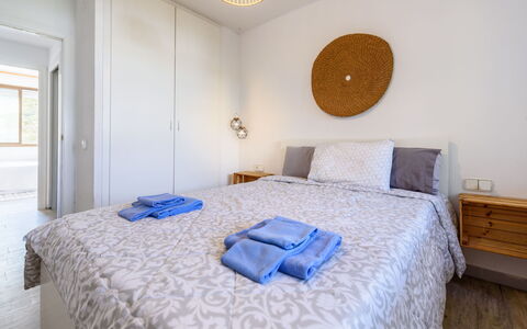 Uolas: Letto, Camera Da Letto, Bedding, Interior Design, Lenzuolo, Pavimento, Pavimentazione, Mobilia, Parete, Legna