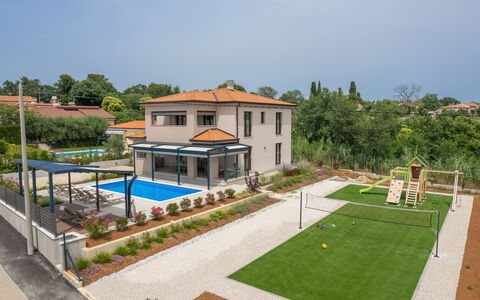Villa Karina: Acqua, Pianta, Piscina, Albero, Shade, Mobili Da Esterno, Tempo Libero, Rettangolo, Materiale Composito, Paesaggio