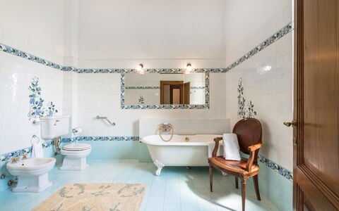 Villa Recanati, Val D'orcia, Private Pool, Jacuzzi: Specchio, Idraulico Fixture, Lavello, Rubinetto, Azzurro, Lavandino Del Bagno, Viola, Mobiletto Del Bagno, Bagno, Costruzione