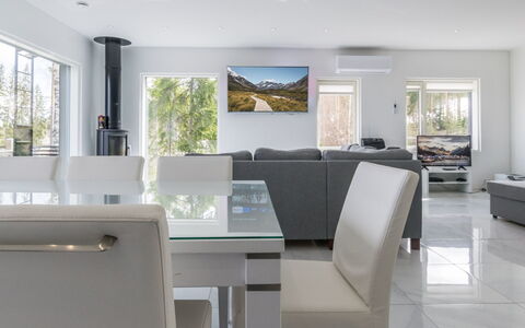 Villa Hirvas: Mobilia, Interior Design, Pavimentazione, Pavimento, Tavolo, Soffitto, Cucina & Sala Da Pranzo Tavolo, Illuminazione, Sedia, Casa