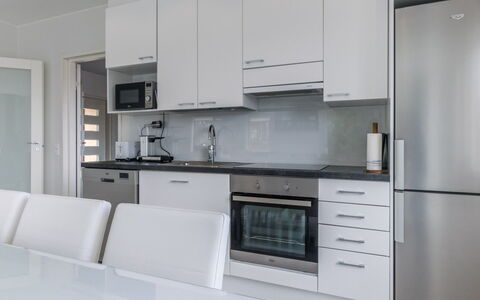 Villa Hirvas: Mobilia, Interior Design, Pavimentazione, Pavimento, Tavolo, Soffitto, Cucina & Sala Da Pranzo Tavolo, Illuminazione, Sedia, Casa