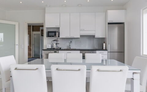 Villa Hirvas: Mobilia, Interior Design, Pavimentazione, Pavimento, Tavolo, Soffitto, Cucina & Sala Da Pranzo Tavolo, Illuminazione, Sedia, Casa