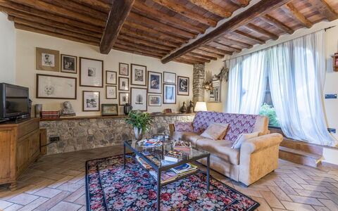 Fienile Di Fabio - Colline Fiorentine Vaiano, Tosc: Mobilia, Divano, Cornice, Viola, Legna, Tavolo, Interior Design, Soggiorno, Pavimento, Costruzione