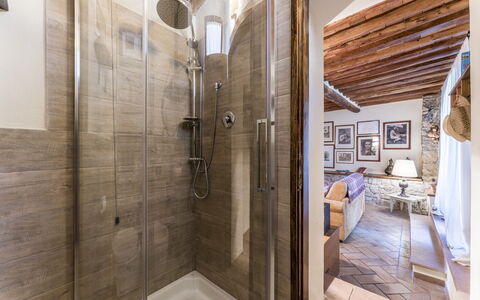 Fienile Di Fabio - Colline Fiorentine Vaiano, Tosc: Idraulico Fixture, Doccia Porta, Bagno, Legna, Rubinetto, Doccia, Interior Design, Soffione Doccia, Pavimento