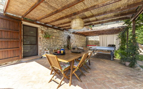 Fienile Di Fabio - Colline Fiorentine Vaiano, Tosc: Proprietà, Mobilia, Tavolo, Pianta, Costruzione, Legna, Sedia, Architettura, Mobili Da Esterno, Interior Design
