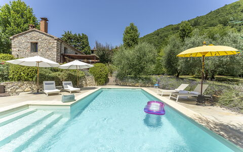 Fienile Di Fabio - Colline Fiorentine Vaiano, Tosc: Acqua, Pianta, Mobilia, Proprietà, Piscina, Costruzione, Albero, Mobili Da Esterno, Cielo, Shade