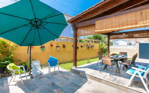 Riomar Beach House: Pianta, Tavolo, Proprietà, Mobilia, Vaso Di Fiori, Costruzione, Ombrello, Azzurro, Sedia, Shade