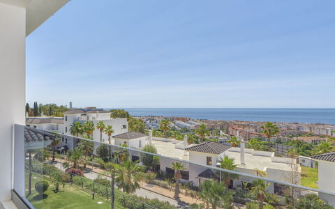 Mirador de Estepona Hills: Cibo, Tavolo, Tavola, Pianta, Mobilia, Cielo, Sedia, Dishware, Piatto, Mobili Da Esterno