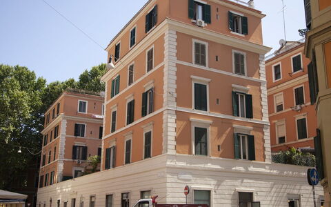 Testaccio Piramide: Costruzione, Cielo, Auto, Finestra, Proprietà, Veicolo, Automotive Esterno, Urban Design, Condominio, Quartiere