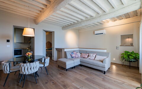 Casa Novecento: Mobilia, Tavolo, Divano, Proprietà, Cornice, Comfort, Legna, Interior Design, Illuminazione, Pianta Della Casa