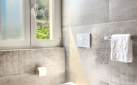 La Casa Dei Glicini - Levanto: Idraulico Fixture, Rubinetto, Lavello, Lavandino Del Bagno, Finestra, Bagno, Illuminazione, Interior Design, Legna
