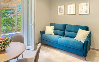 Ulivo - Ground Floor Equipped Suite: Mobilia, Divano, Pianta, Azzurro, Tavolo, Legna, Interior Design, Soggiorno, Cuscino, Pavimento