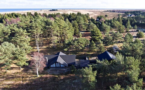 Eliza - 600M from the Sea: Tetto, Casa, Lotto, Casa, Villetta, Estate, Edifici Giardino, Shade, Log Cabin, Landscaping