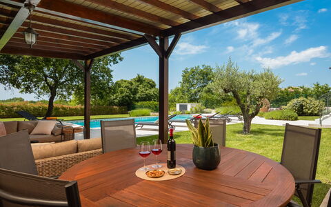 Villa Grando i: Cielo, Pianta, Mobilia, Comunita 'Impianto, Tavolo, Paesaggio Naturale, Sedia, Lotto, Mobili Da Esterno, Albero