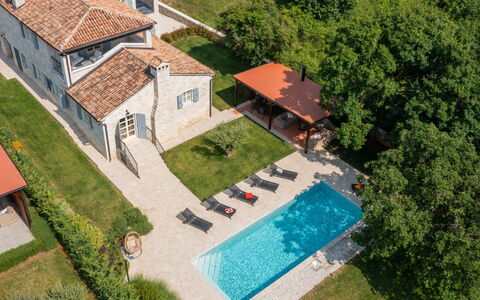 Villa Grando i: Cielo, Pianta, Mobilia, Comunita 'Impianto, Tavolo, Paesaggio Naturale, Sedia, Lotto, Mobili Da Esterno, Albero