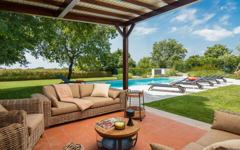Villa Grando i: Cielo, Pianta, Mobilia, Comunita 'Impianto, Tavolo, Paesaggio Naturale, Sedia, Lotto, Mobili Da Esterno, Albero