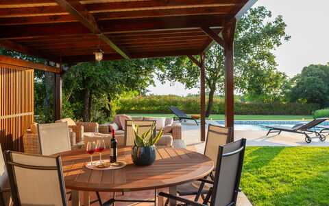 Villa Grando i: Cielo, Pianta, Mobilia, Comunita 'Impianto, Tavolo, Paesaggio Naturale, Sedia, Lotto, Mobili Da Esterno, Albero