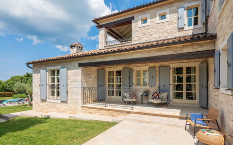 Villa Grando i: Cielo, Pianta, Mobilia, Comunita 'Impianto, Tavolo, Paesaggio Naturale, Sedia, Lotto, Mobili Da Esterno, Albero