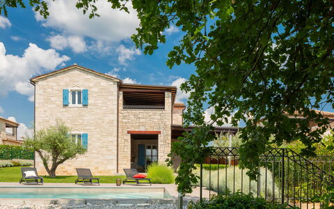 Villa Grando Ii: Cielo, Pianta, Mobilia, Comunita 'Impianto, Tavolo, Paesaggio Naturale, Sedia, Lotto, Mobili Da Esterno, Albero