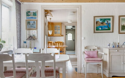 Arvidstorp: Tavolo, Mobilia, Proprietà, Cornice, Sedia, Cabinetry, Legna, Interior Design, Soggiorno, Scaffalature