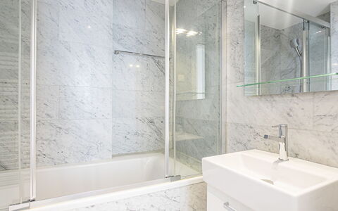Le Jazz: Idraulico Fixture, Rubinetto, Specchio, Soffione Doccia, Bagno, Lavello, Doccia, Interior Design, Pavimento
