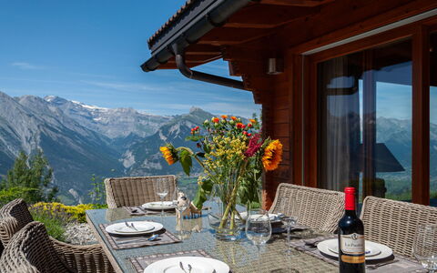 Bonâme: Tavola, Cielo, Tavolo, Proprietà, Pianta, Mobilia, Costruzione, Nube, Dishware, Tazza