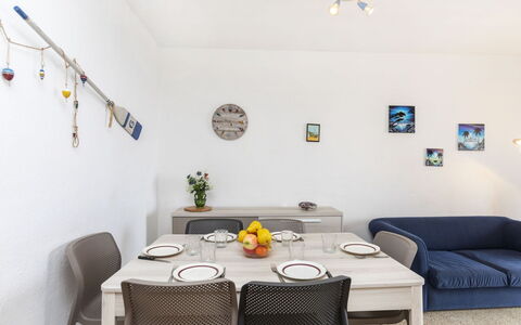 Riells Platja: Tavola, Cielo, Tavolo, Proprietà, Pianta, Mobilia, Costruzione, Nube, Dishware, Tazza