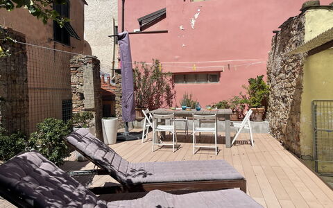 Casa nel Blu: Tavola, Cielo, Tavolo, Proprietà, Pianta, Mobilia, Costruzione, Nube, Dishware, Tazza