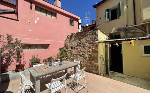 Casa nel Blu: Tavola, Cielo, Tavolo, Proprietà, Pianta, Mobilia, Costruzione, Nube, Dishware, Tazza