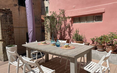 Casa nel Blu: Tavola, Cielo, Tavolo, Proprietà, Pianta, Mobilia, Costruzione, Nube, Dishware, Tazza