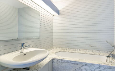 Les Miradors: Rubinetto, Idraulico Fixture, Lavello, Costruzione, Legna, Lavandino Del Bagno, Bagno, Interior Design, Pavimentazione