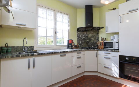 L'Ilet: Cabinetry, Controsoffitto, Proprietà, Cucina Stufa, Elettrodomestico Da Cucina, Cucina, Lavandino Della Cucina, Legna, Interior Design, Illuminazione