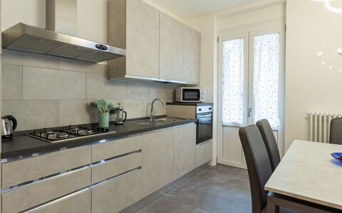 Livia: Cabinetry, Mobilia, Controsoffitto, Lavandino Della Cucina, Costruzione, Tavolo, Rubinetto, Cucina Stufa, Lavello, Elettrodomestico Da Cucina