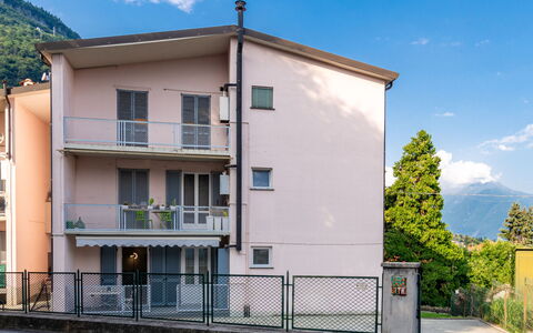 Livia: Cielo, Nube, Costruzione, Finestra, Albero, Pianta, Urban Design, Legna, Casa, Zona Residenziale
