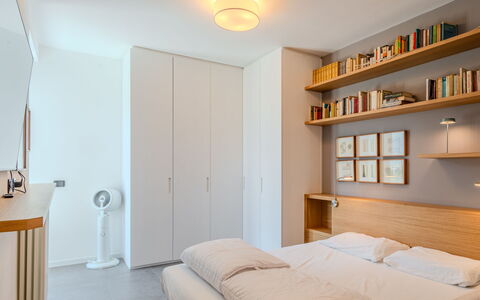 Flat 1: Mobilia, Interior Design, Letto, Camera Da Letto, Parete, Legna, Pavimentazione, Soffitto, Pavimento, Camera