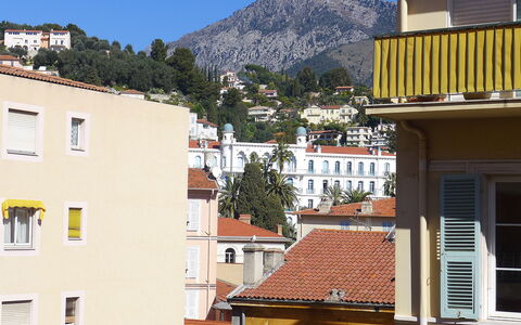 Le Casino: Cielo, Costruzione, Finestra, Proprietà, Luce, Azzurro, Casa, Urban Design, Albero
