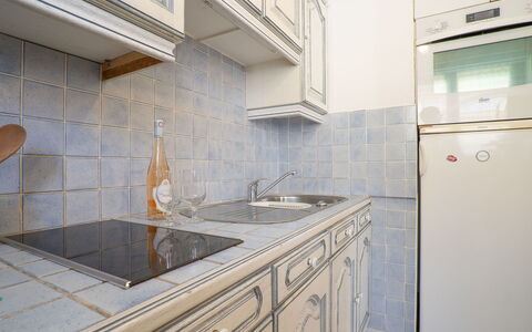Le Casino: Rubinetto, Cabinetry, Controsoffitto, Costruzione, Lavello, Lavandino Della Cucina, Idraulico Fixture, Cucina, Legna, Interior Design