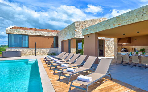 Vigneto: Acqua, Nube, Cielo, Costruzione, Pianta, Finestra, Piscina, Albero, Casa, Tempo Libero