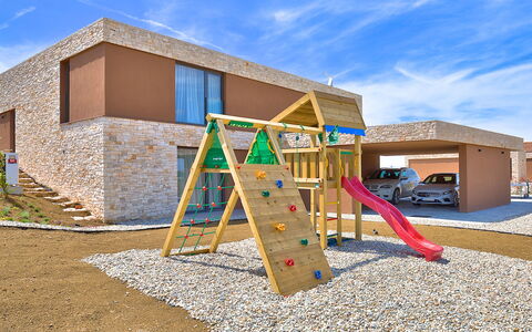 Vigneto: Acqua, Nube, Cielo, Costruzione, Pianta, Finestra, Piscina, Albero, Casa, Tempo Libero