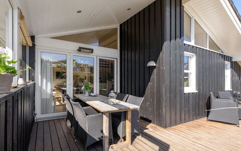 Gun - 450M from the Sea: Tetto, Casa, Porta, Villetta, Shade, Raccordo, Cortile, Estate, Backyard