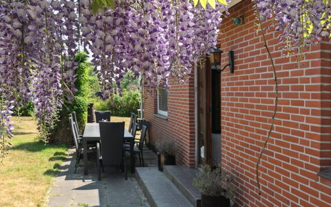 Angelie - 350M from the Sea: Vegetazione, Arbusto, Primavera, Villetta, Giardino, Shade, Backyard, Cortile, Sedia