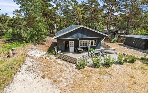 Sjo - 300M from the Sea: Tetto, Casa, Lotto, Casa, Villetta, Estate, Edifici Giardino, Shade, Log Cabin, Landscaping