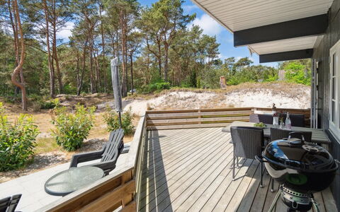 Sjo - 300M from the Sea: Tetto, Casa, Lotto, Casa, Villetta, Estate, Edifici Giardino, Shade, Log Cabin, Landscaping