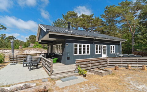 Sjo - 300M from the Sea: Tetto, Casa, Lotto, Casa, Villetta, Estate, Edifici Giardino, Shade, Log Cabin, Landscaping