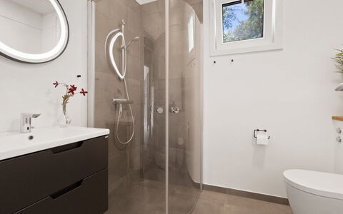 Sjo - 300M from the Sea: Bagno, Idraulico Fixture, Pavimentazione, Pavimento, Interior Design, Gabinetto, Mobiletto Del Bagno, Specchio, Lavello, Rubinetto