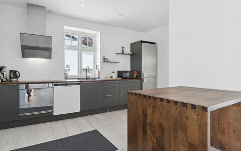 Johanna - 300M from the Sea: Pavimentazione, Pavimento, Mobilia, Legna, Cucina, Interior Design, Pavimento In Legno, Cabinetry, Controsoffitto, Elettrodomestico Da Cucina