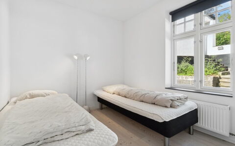 Johanna - 300M from the Sea: Camera Da Letto, Letto, Pavimento, Legna, Pavimentazione, Bedding, Lenzuolo, Interior Design, Mobilia, Telaio Del Letto