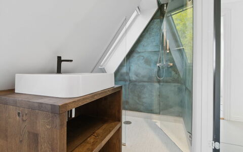 Johanna - 300M from the Sea: Pavimentazione, Parete, Idraulico Fixture, Legna, Interior Design, Pavimento, Soffitto, Rubinetto, Bagno, Idraulico