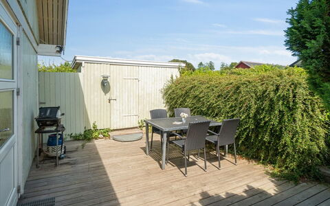 Eliene - 400M from the Sea: Arbusto, Lotto, Giardino, Deck, Plank, Shade, Backyard, Latifoglie, Landscaping, Cortile